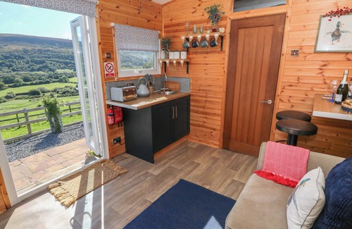 Llanedy Cabaña | SYCHNANT FARM RETREAT, with a garden in Pontarddulais