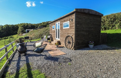 Llanedy Cabaña | SYCHNANT FARM RETREAT, with a garden in Pontarddulais
