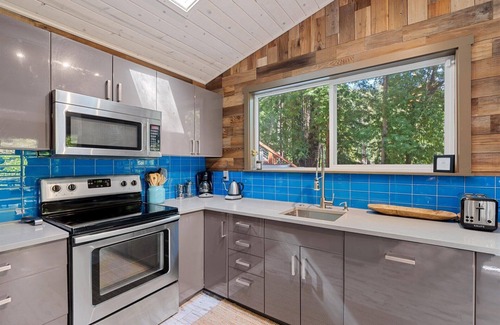 Guerneville Cabina | Sydney's Retreat~Chic & Enchanting Treetop Paradise! Quiet!HtTb/Pup/WiFi