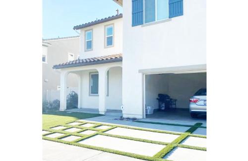 Sylmar Casa | Sylmar North LA Home 5 Bedrooms 3 Bath