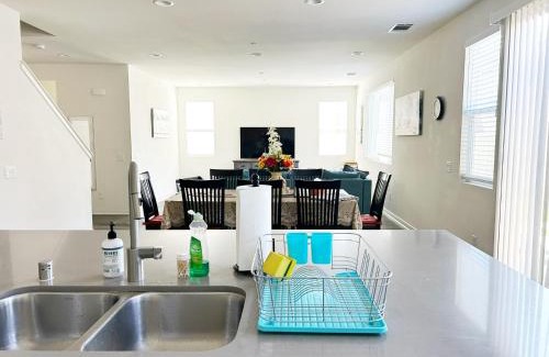 Sylmar Casa | Sylmar North LA Home 5 Bedrooms 3 Bath
