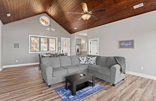 Sylva Condominio | Sylva Retreat, King Suite, Mountain View, and Hiking!