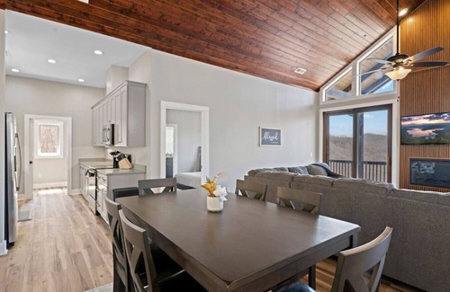 Sylva Condominio | Sylva Retreat, King Suite, Mountain View, and Hiking!