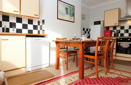 Bexhill-on-Sea Cabaña | SYLVIAN, pet friendly, country holiday cottage in Bexhill-On-Sea