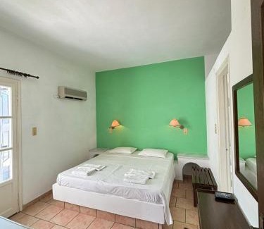 Posidonia Hotel | Syros Rooms & Apartments