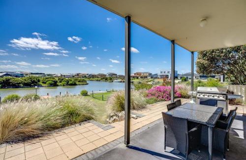 Nangkita Casa | T2 12 Wentworth Pde Hindmarsh Island - No Linen Included