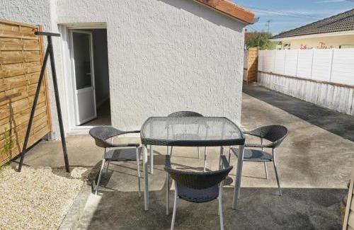Angouleme Apartamento | T2 - 28m2 avec cour et stationnement, wifi et linge fournis
