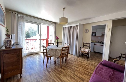 Cambo-les-Bains Apartamento | T2 calme avec terrasse, parking privatif, cuisine équipée, centre de Cambo-les-Bains - FR-1-495-112