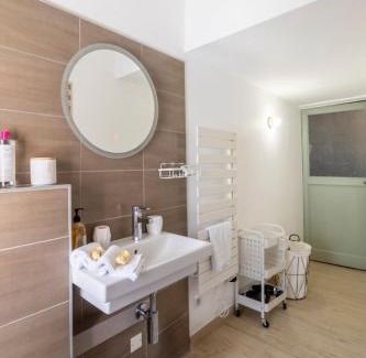 Nimes City Centre Apartamento | T2 Climatisé de charme, pour couple proche Arènes MaisonCarréeConciergerie