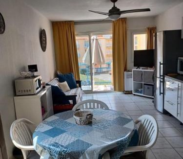 Vias Apartamento | T2 climatisé front de mer avec terrasse et parking - V0742