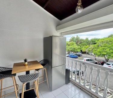 Bas du Fort Apartamento | T2 cosy avec mezzanine, piscine & plage à pied