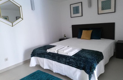 Castelo Apartamento | T2 Galé 500mts da praia Piscina e barbecue privados