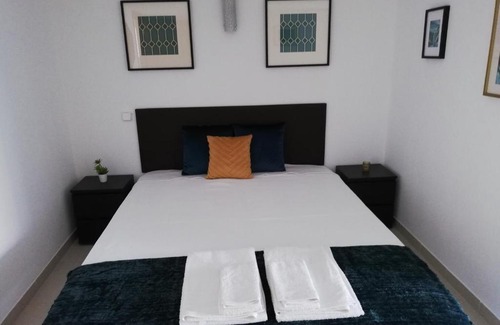 Castelo Apartamento | T2 Galé 500mts da praia Piscina e barbecue privados