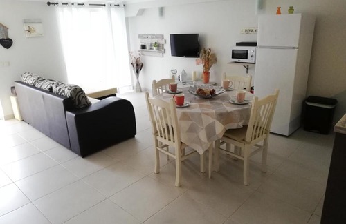 Castelo Apartamento | T2 Galé 500mts da praia Piscina e barbecue privados