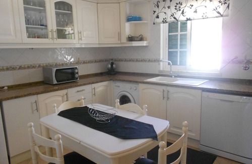 Sesmarias Casa | Casa T2 Galé en una comunidad cerrada con piscina y zona verde, cerca de la playa.