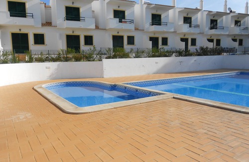 Sesmarias Casa | Casa T2 Galé en una comunidad cerrada con piscina y zona verde, cerca de la playa.