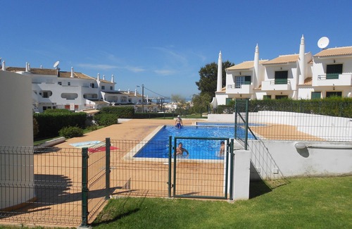 Sesmarias Casa | Casa T2 Galé en una comunidad cerrada con piscina y zona verde, cerca de la playa.