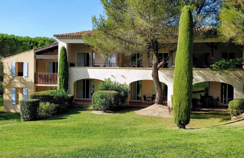 Pont Royal Apartamento | T2 Plein Sud, on the Pont Royal golf course. Swimming pool. Garden