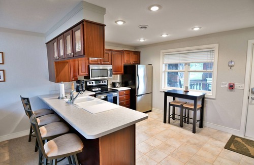 Birchwood Condominio | Encantador apartamento de 2 dormitorios y 2 baños con vista al lago