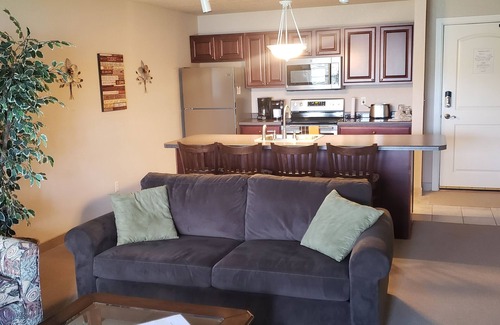 Birchwood Condominio | Condominio 1BD / 1BA en el campo de golf de Tagalong con vista al lago Red Cedar