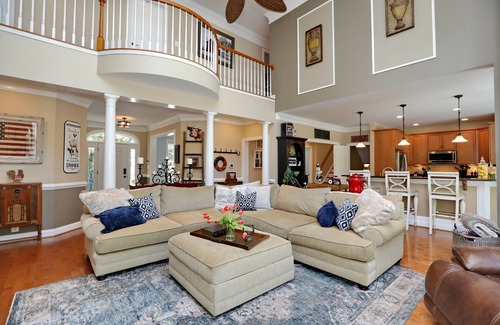 Newburg Otro | 32-Acre Retreat , Pool, Hot Tub, Theatre, Fire Pit, Games + Holiday Lights
