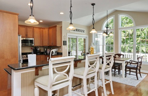 Newburg Otro | 32-Acre Retreat , Pool, Hot Tub, Theatre, Fire Pit, Games + Holiday Lights