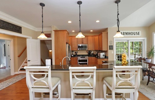 Newburg Otro | 32-Acre Retreat , Pool, Hot Tub, Theatre, Fire Pit, Games + Holiday Lights