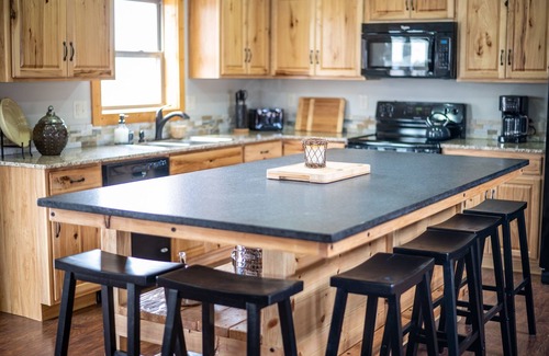 Shell Knob Cabina | Table Rock Lake Luxe Cabin Chef's Kitchen King Bed