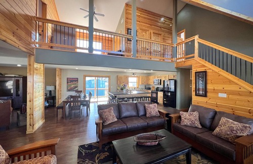 Shell Knob Cabina | Table Rock Lake Luxe Cabin Chef's Kitchen King Bed