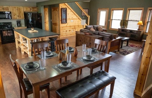 Shell Knob Cabina | Table Rock Lake Luxe Cabin Chef's Kitchen King Bed