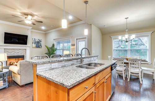 Holiday Island Casa | Table Rock Lake Retreat: Walk to Shore!
