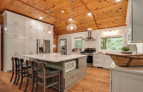 Golden Cabaña | Table Rock Lake Vacation Rental with Swim Dock!