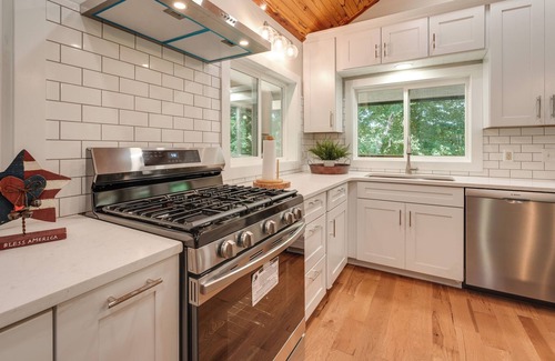 Golden Cabaña | Table Rock Lake Vacation Rental with Swim Dock!