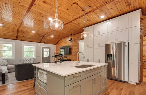 Golden Cabaña | Table Rock Lake Vacation Rental with Swim Dock!