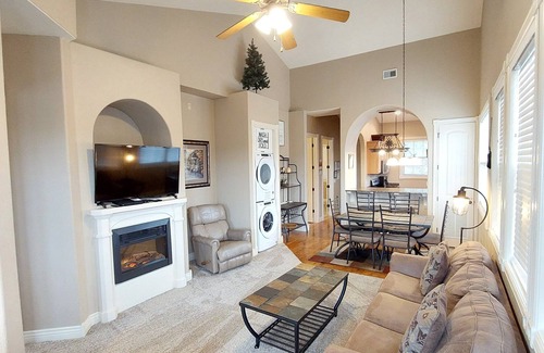 Indian Point Cabina | Table Rock Lake Walk-in Log Cabin by Silver Dollar City! Remodeled! Great Rates!
