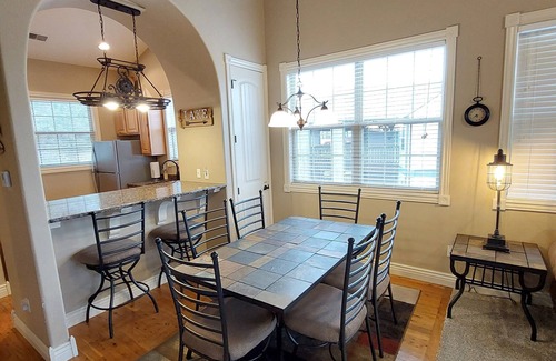 Indian Point Cabina | Table Rock Lake Walk-in Log Cabin by Silver Dollar City! Remodeled! Great Rates!
