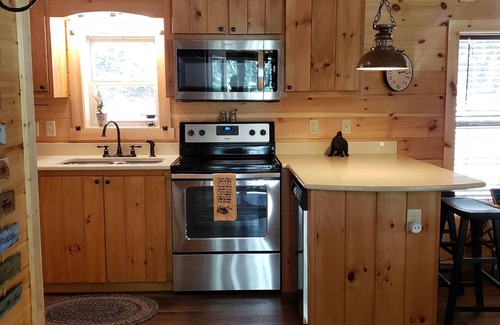 Pickens Cabina | Table Rock Retreat. Cozy cabin with hot tub