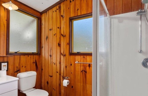 Tirohanga Casa | Gran casa de vacaciones con una hermosa perspectiva, ideal para dos familias.