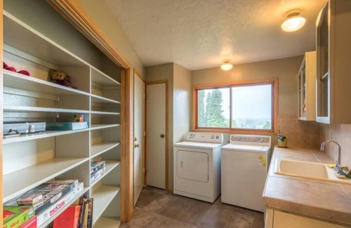 Mount Tabor Casa | Tabor Hillside Retreat over the trees, walk to trails, and Montavilla cafes.