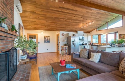 Mount Tabor Casa | Tabor Hillside Retreat over the trees, walk to trails, and Montavilla cafes.