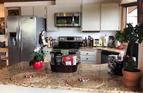 Mount Tabor Casa | Tabor Hillside Retreat over the trees, walk to trails, and Montavilla cafes.