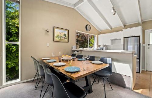 Wanaka Casa | Taha Wai - Wanaka Holiday Home
