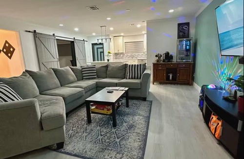 Ives Estates Casa | TahAri Vista ~ Refined & Renovated 4BR w/patio