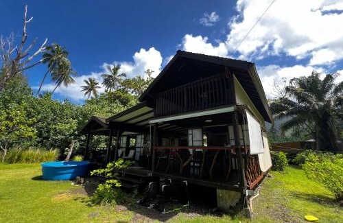Teahupo'o Casa | tahiti-bungalow at Teahupoo: beachfront with pountoon and mini pool