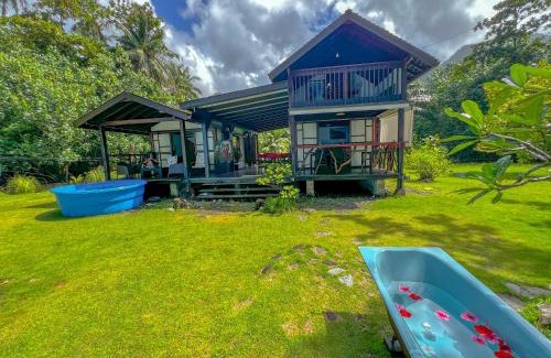 Teahupo'o Casa | tahiti-bungalow at Teahupoo: beachfront with pountoon and mini pool