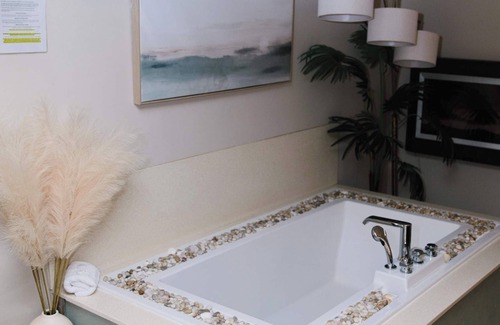 American Fork Cama Y Desayuno | Tahitian Bungalow Suite, Private Tub, Fireplace!
