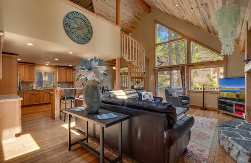 Pioneer Trail Casa | Impresionante casa de 4 dormitorios con jacuzzi en Tahoe Paradise-South Lake Tahoe