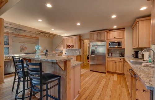 Pioneer Trail Casa | Impresionante casa de 4 dormitorios con jacuzzi en Tahoe Paradise-South Lake Tahoe