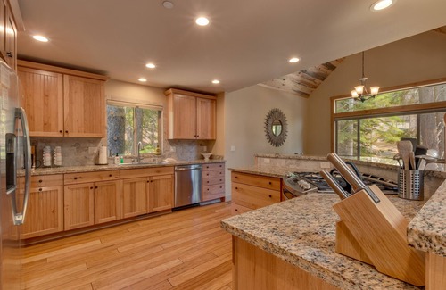 Pioneer Trail Casa | Impresionante casa de 4 dormitorios con jacuzzi en Tahoe Paradise-South Lake Tahoe