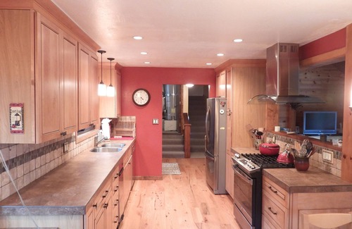 Kingswood Estates Cabina | Tahoe charm - short distance from skiing and Lake Tahoe!
